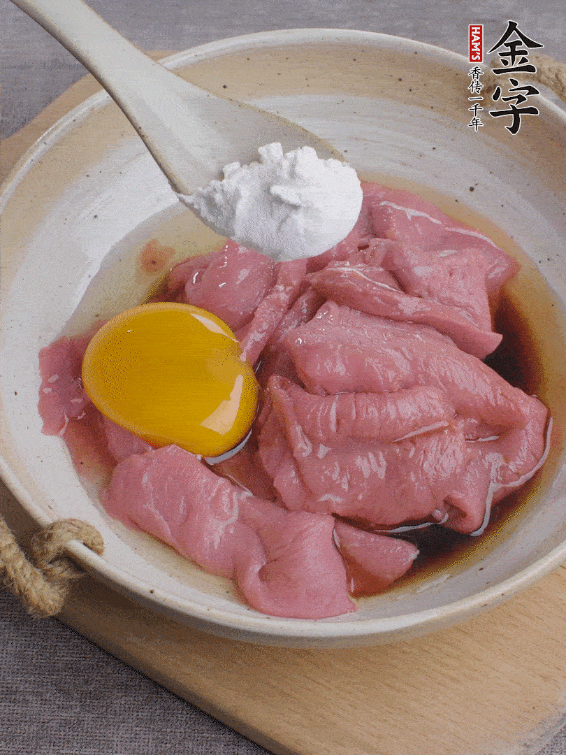 牛肉切片，雞蛋1個、水2勺、料酒1/2勺、生抽1/2勺、生粉1勺腌15分鐘。