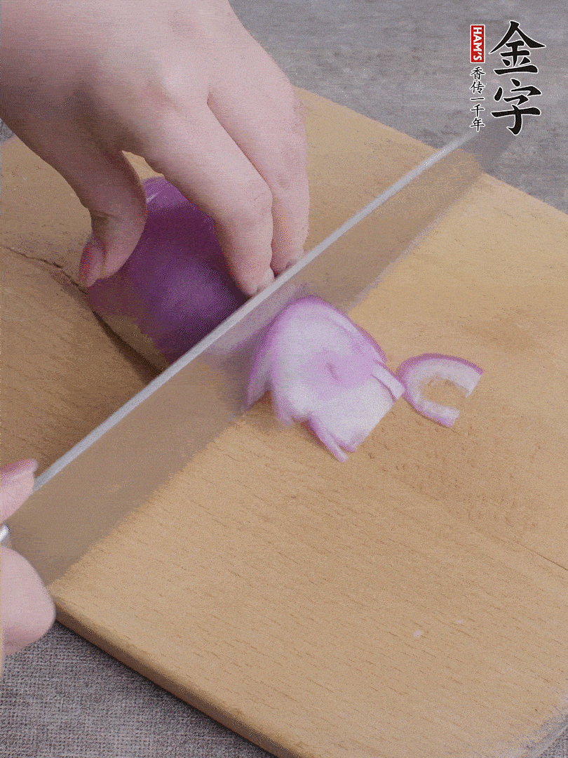 洋蔥切絲、蔥切段。