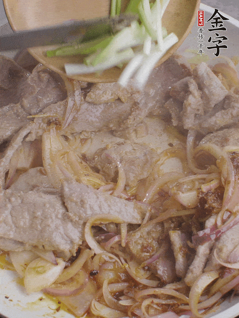 下牛肉、蔥段快炒。