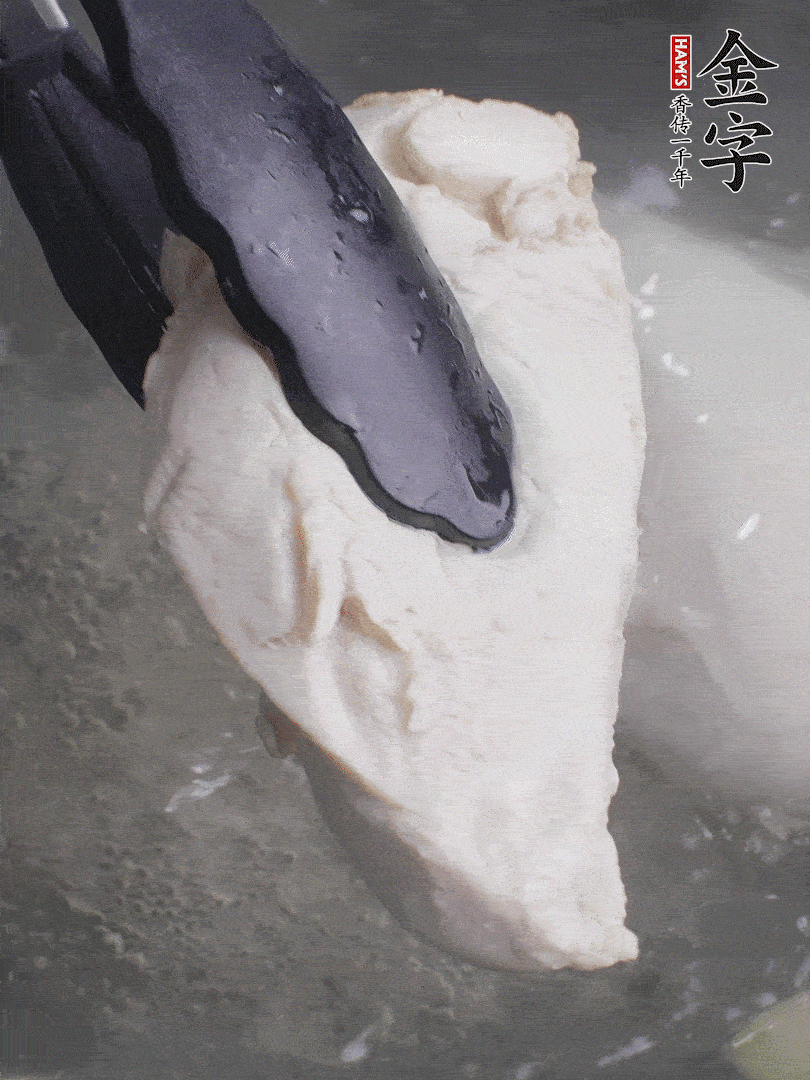 雞胸肉冷水下鍋，加姜片煮熟。過(guò)冰水撕成細(xì)絲。