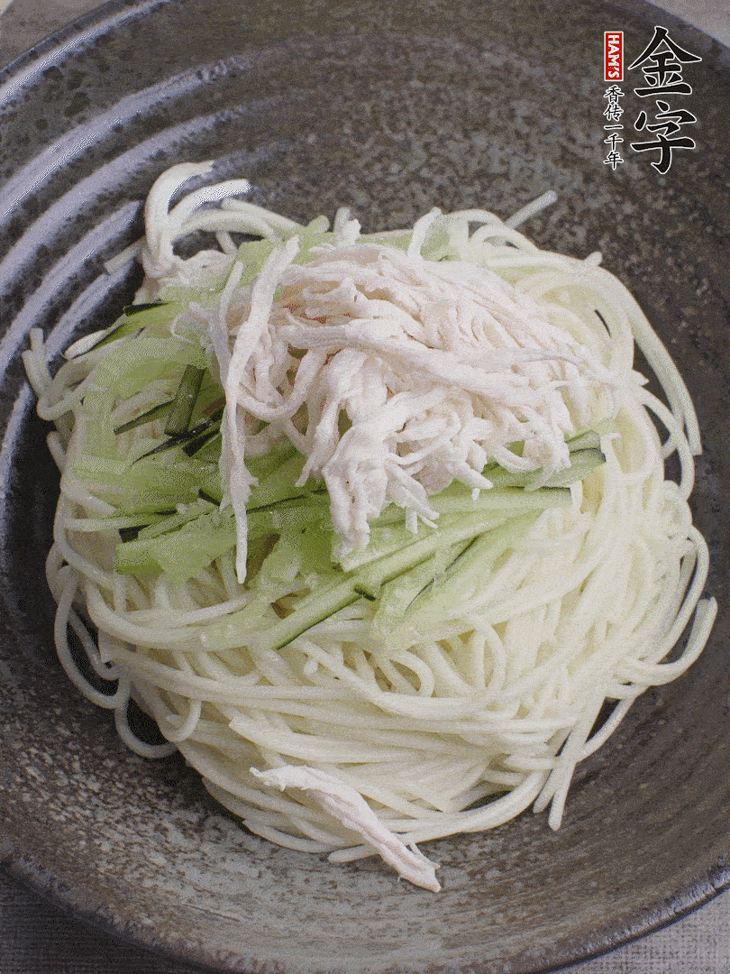 堿水面（熟）倒入大碗中，鋪上黃瓜絲、雞絲。