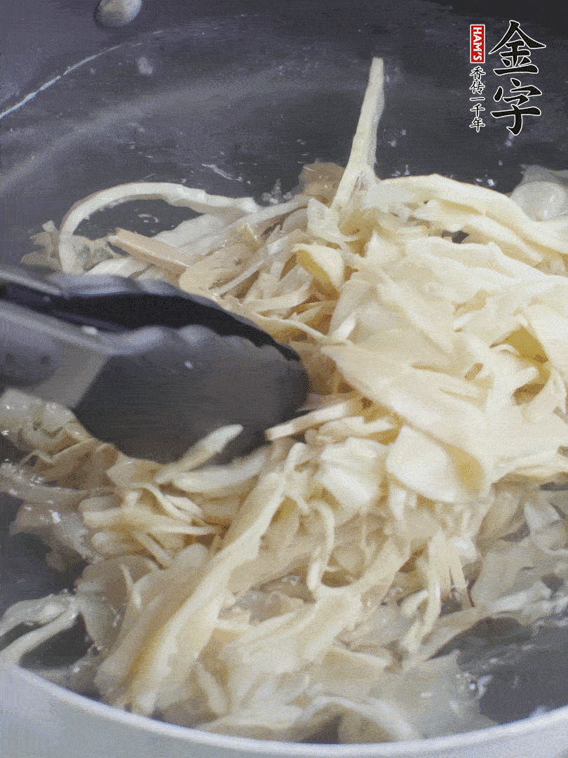 糯米筍焯水1分鐘，過(guò)涼水，擠干水份。