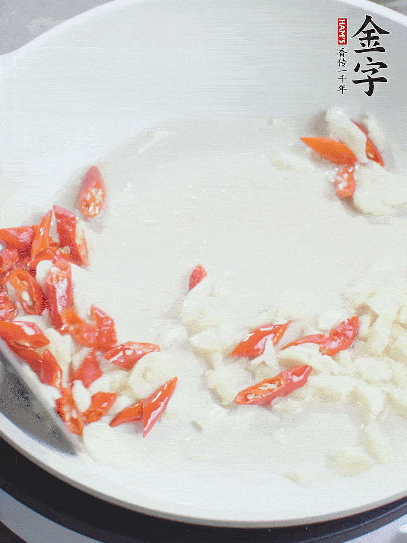 冷鍋熱油，下辣椒、大蒜煸香。