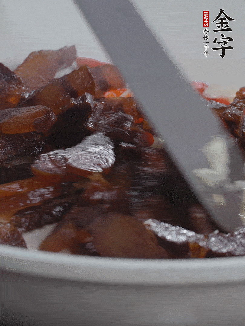 下醬油肉，煸出油脂。