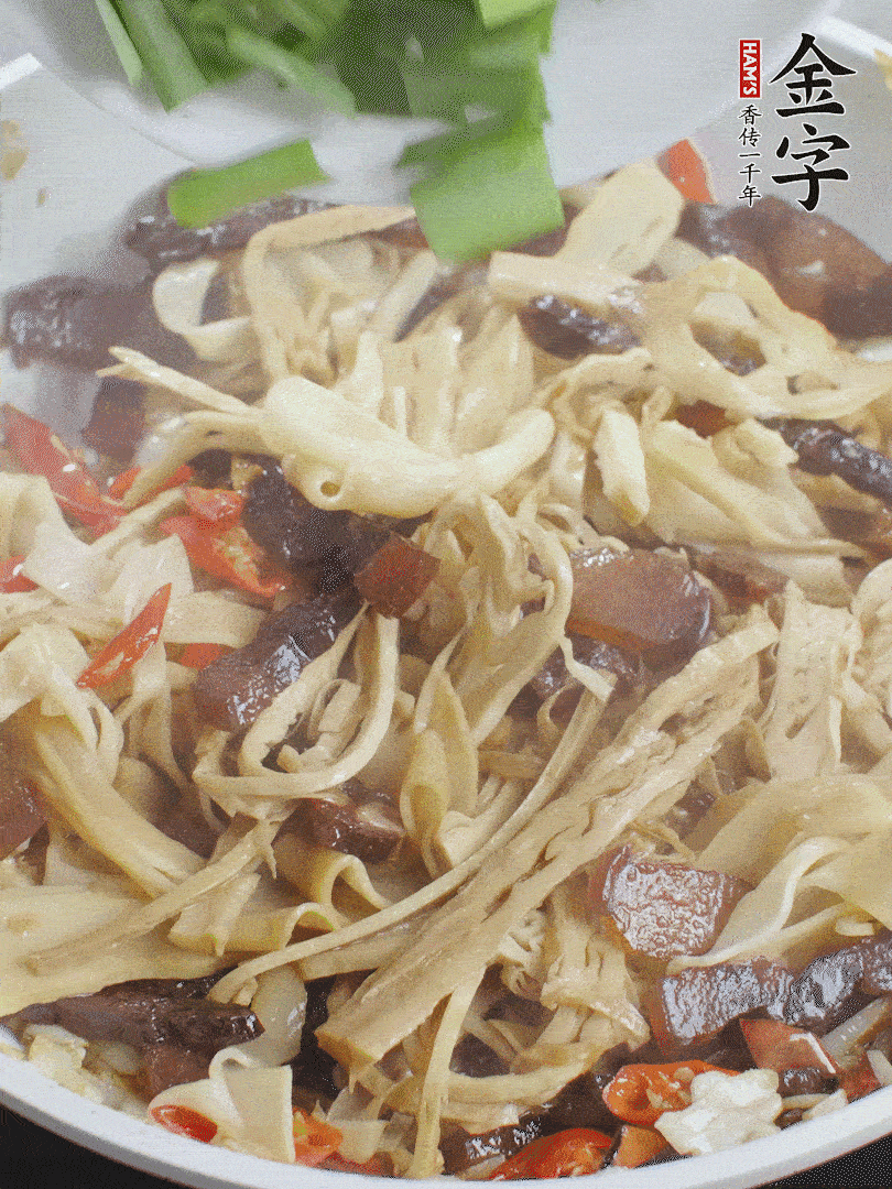 翻炒均勻，下蒜葉。