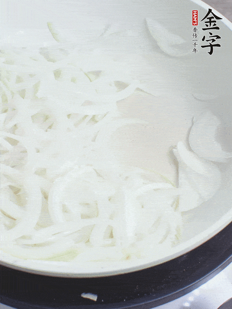 油熱下洋蔥絲、紅椒炒出香味。