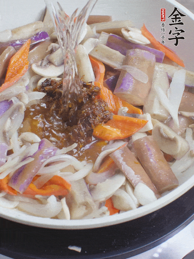 下茄子、口蘑，淋入料汁，加熱水份收干。