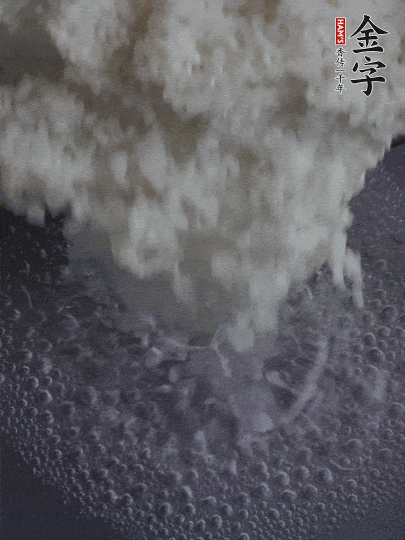 浸泡好的大米，沸水下鍋煮5分鐘，撈出瀝干。