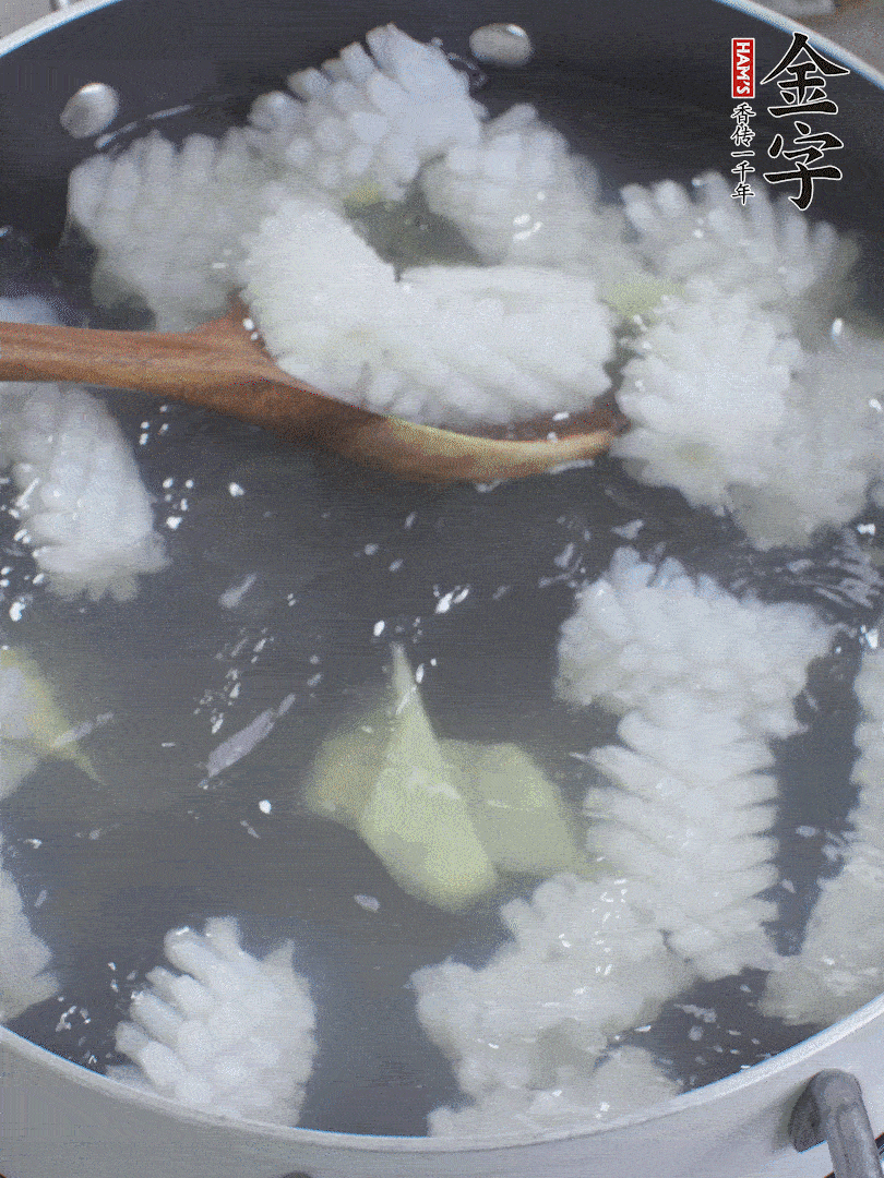 魷魚解凍后，加姜片、料酒汆燙30秒。