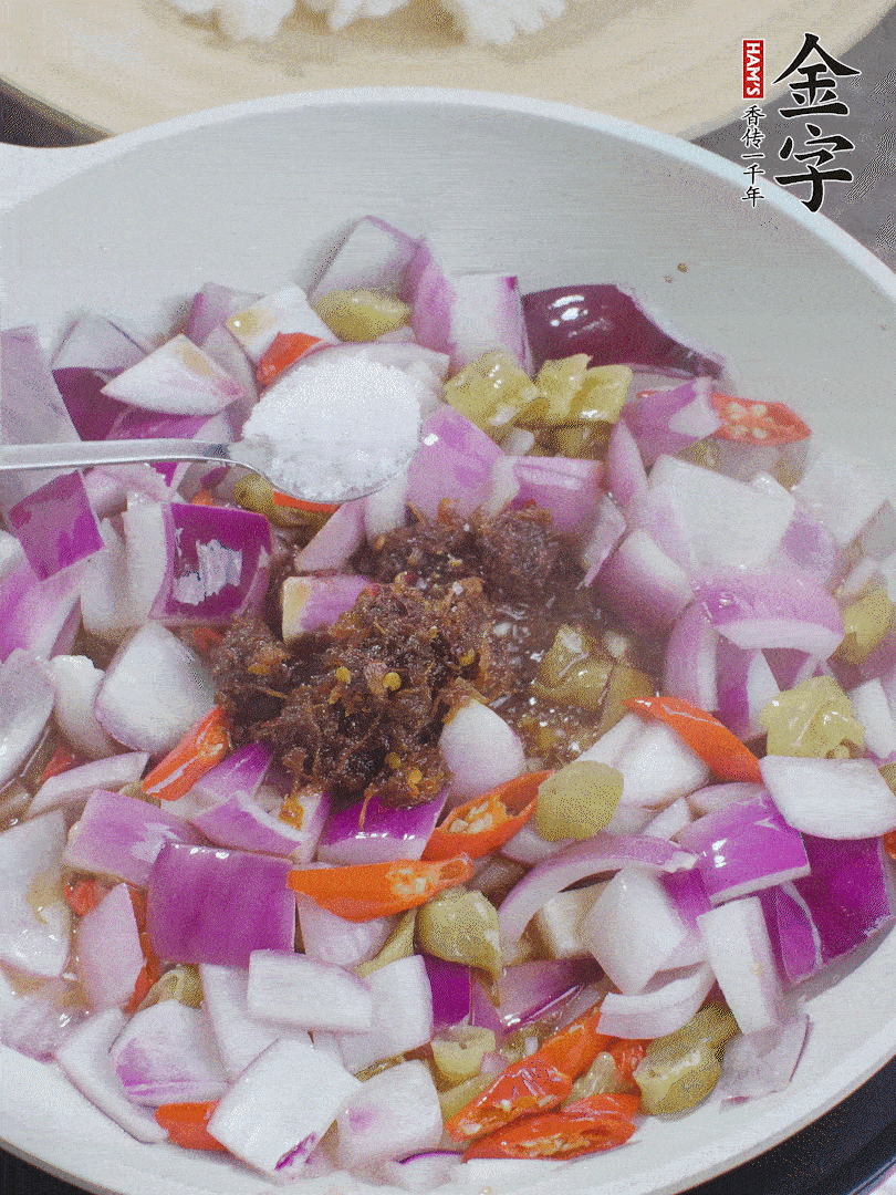 加1大勺金字火腿大師醬、2勺生抽、1勺糖，翻炒。