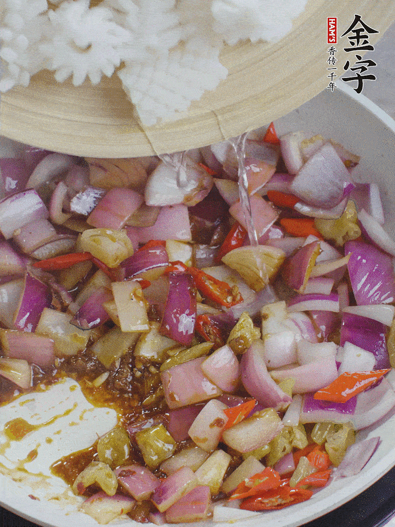 下魷魚花，2勺料酒炒勻。