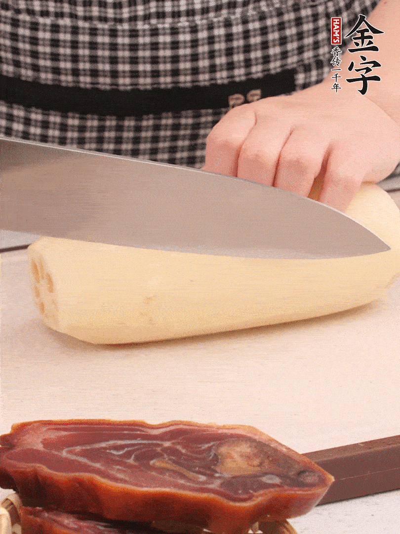 蓮藕削皮切塊。