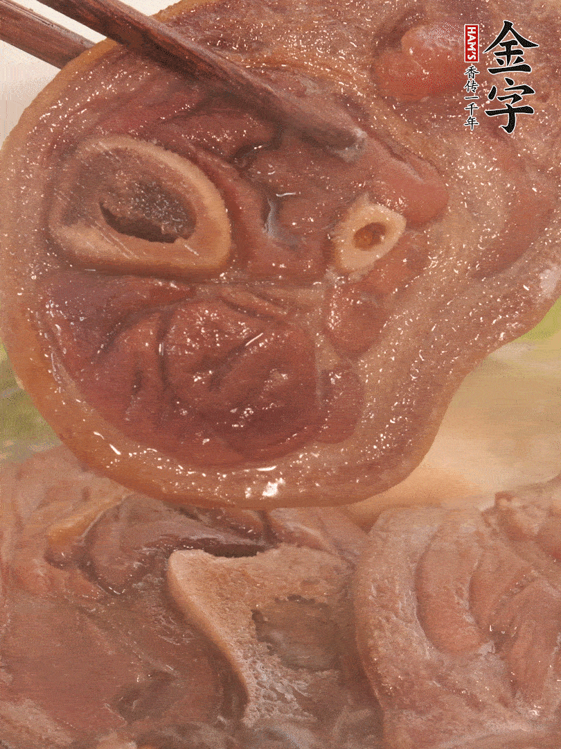 大火燒開后，調(diào)成小火燜煮30分鐘，煮至蓮藕軟糯。