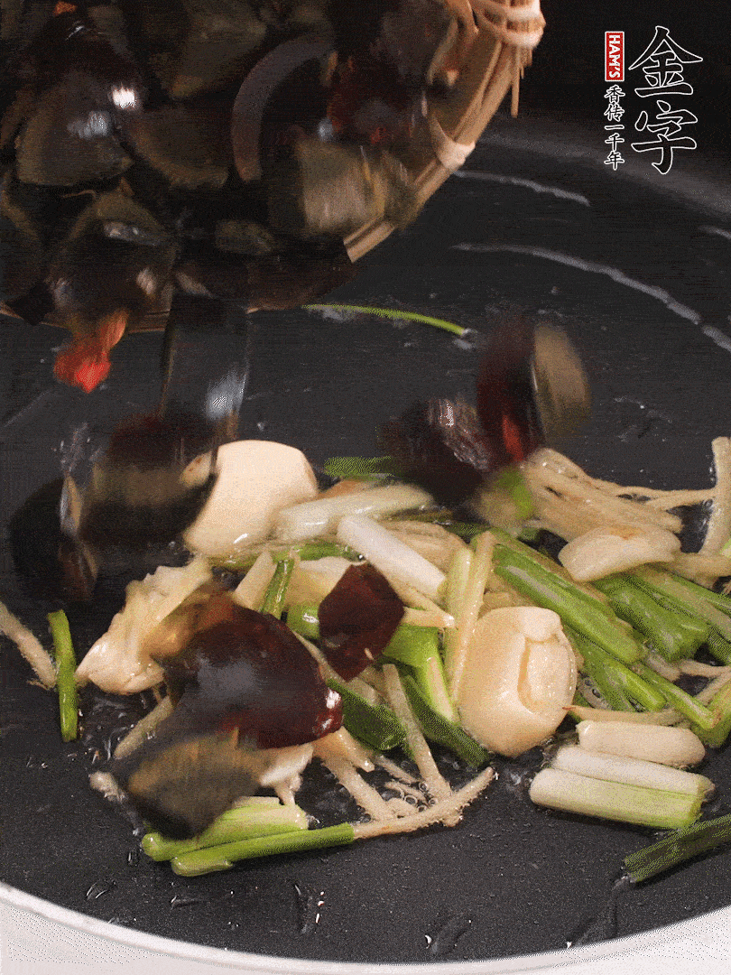 熱油爆香蔥姜，放入皮蛋翻炒至氣泡。