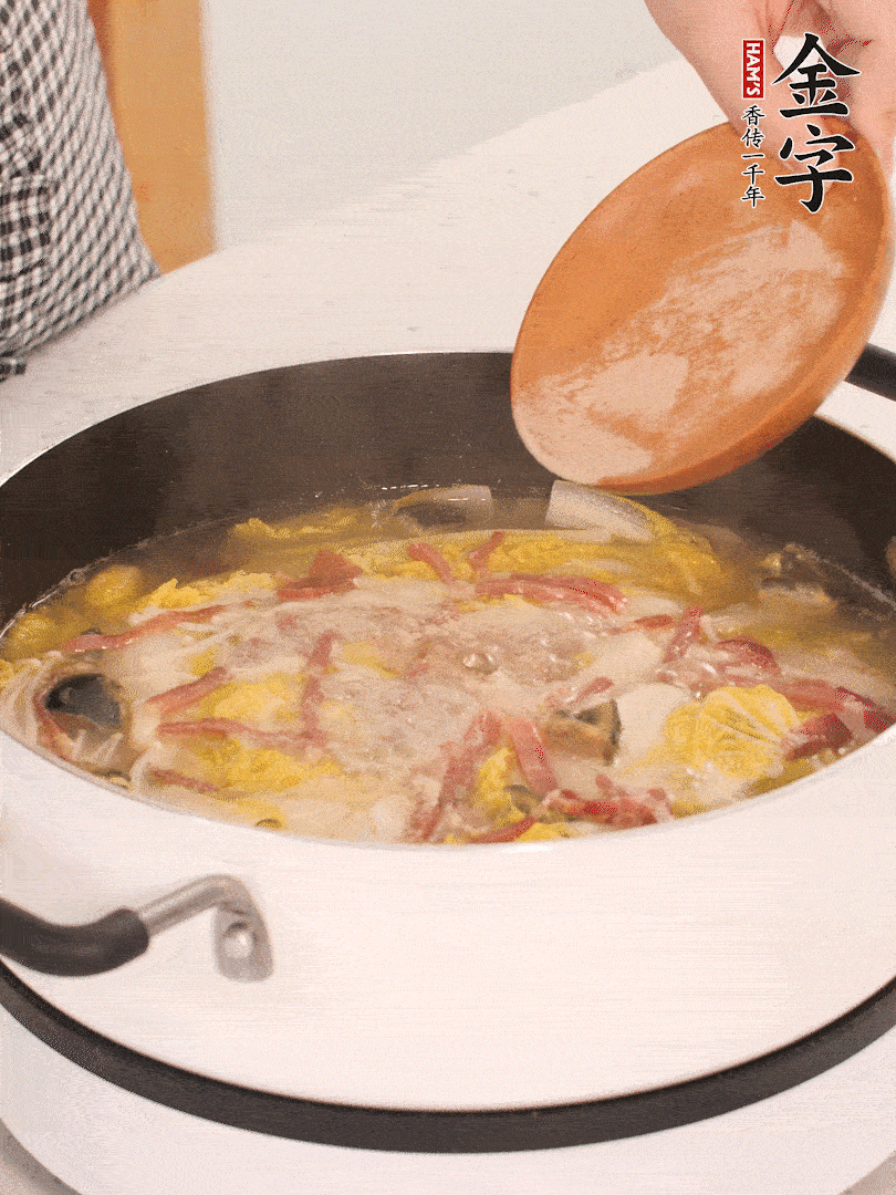 加適量的白胡椒調(diào)味。