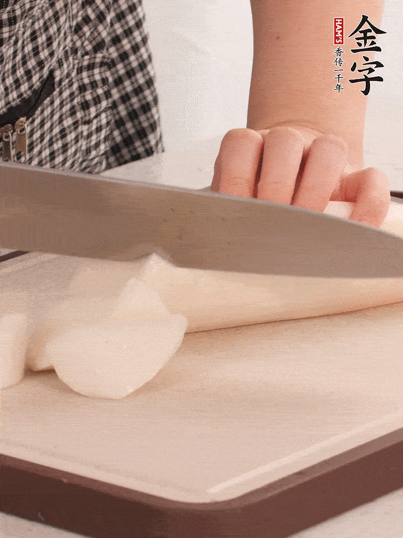 蘿卜切塊，火腿切片。