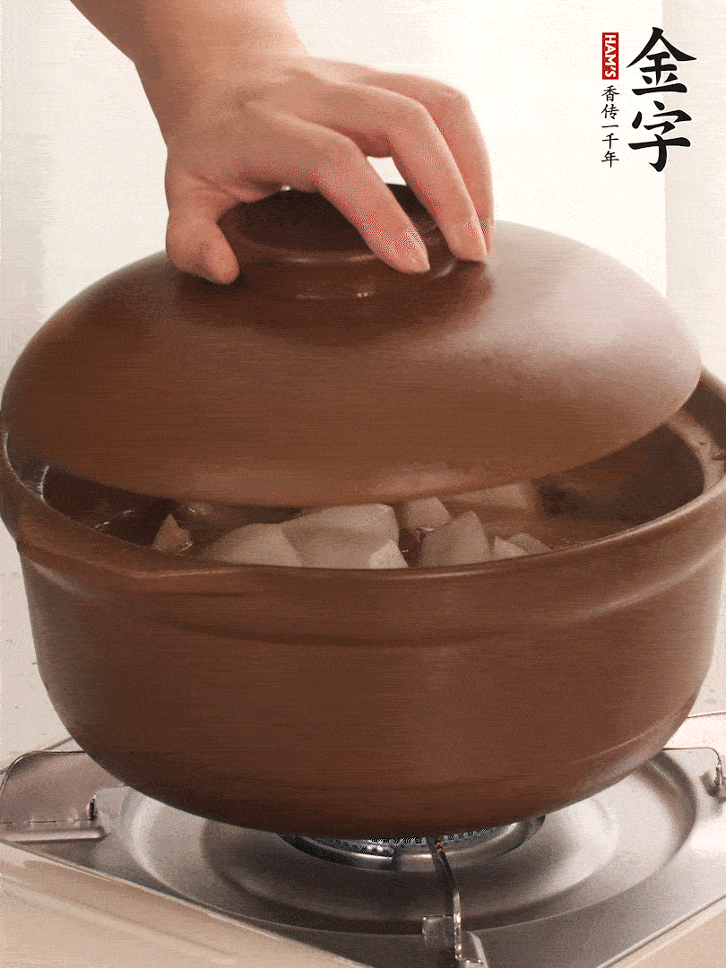 倒沒過食材的熱水，大火燒開。蓋上蓋子轉中小火，燉15-20分鐘。等蘿卜煮到喜歡的軟爛度就可以關火。