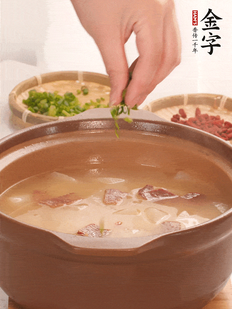 最后點綴點小蔥花、枸杞，增色提味。