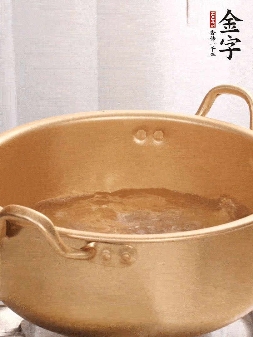 排骨加姜片、料酒，冷水下鍋焯水，撇去浮沫。