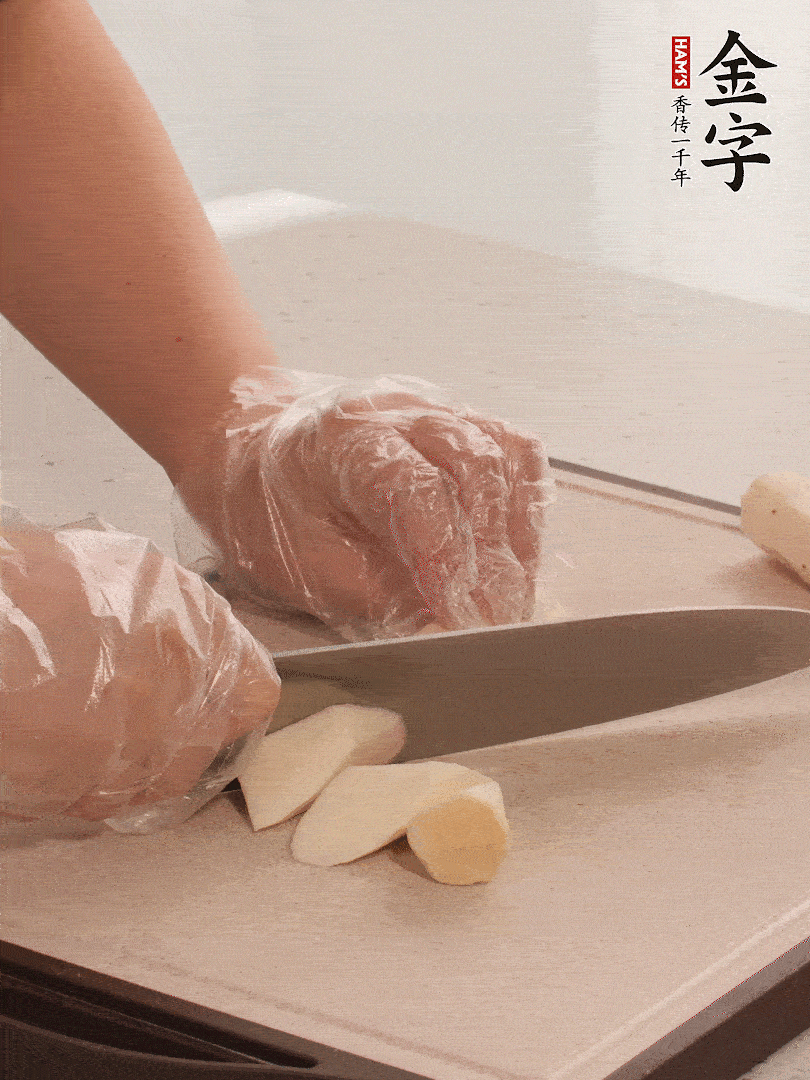 鐵棍山藥洗凈削皮，切斜刀塊。