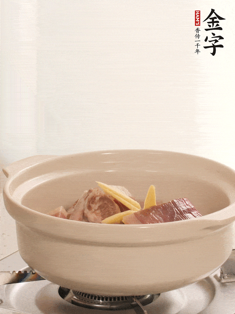 湯鍋放入排骨、火腿、姜，加適量水。煮開后轉小火燉40分鐘。