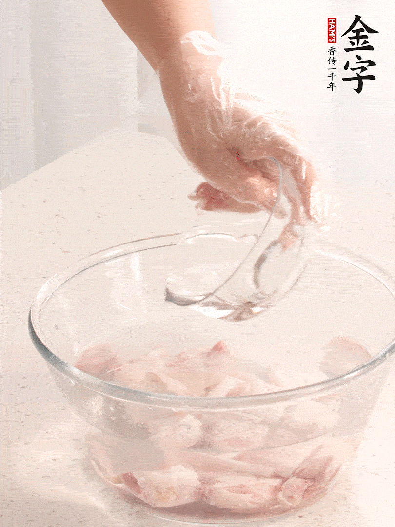 豬蹄除去雜毛、刮去油膩，斬成大塊，冷水浸泡半小時(shí)出血水，冷水下鍋，放入姜片、醋去腥，水燒開(kāi)大約2分鐘，撈出。（白醋能夠讓豬蹄更白凈）