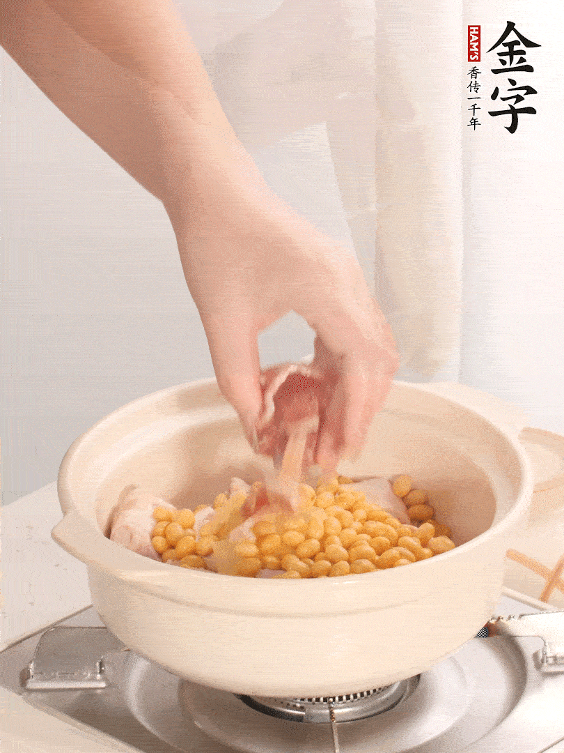 湯鍋放入豬蹄、姜片，加入黃豆、火腿，倒入足量的清水、適量料酒。