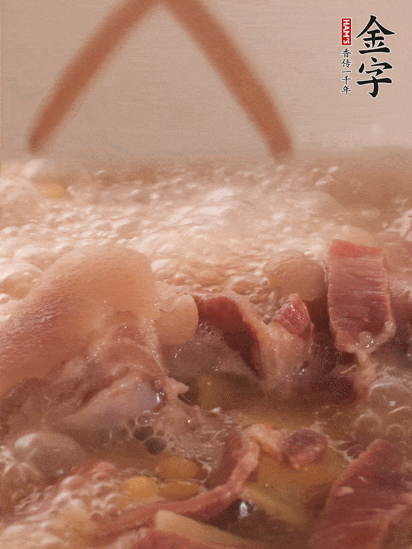 大火將水煮開(kāi)后，蓋上鍋蓋，轉(zhuǎn)小火慢燉1個(gè)半小時(shí)。