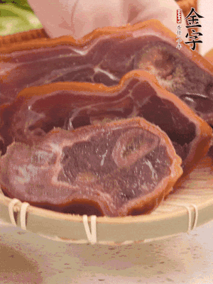 金字火腿蹄片溫水泡10分鐘。