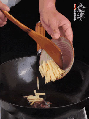 留少許余油，下姜絲、毛豆、火腿翻炒。