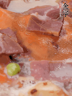 放適量料酒、清水煮到沸騰，再下蟹塊燜煮8分鐘。