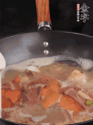 最后用面糊勾芡，燒至收汁，出鍋前撒點(diǎn)蔥段。