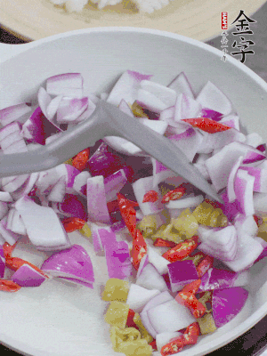 冷鍋熱油，下洋蔥、小米辣、泡椒，炒出香味。