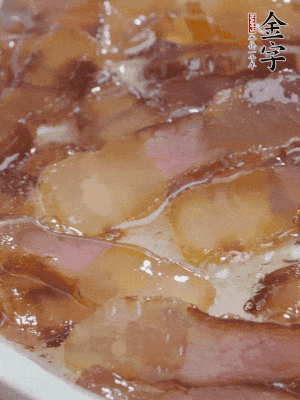 油5成熱，醬油肉煸香。