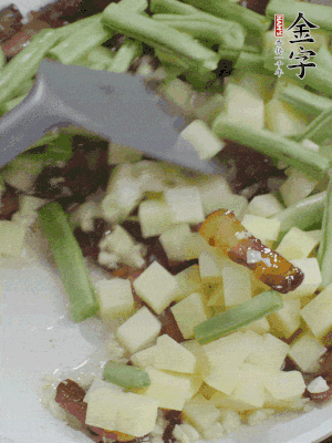 下蒜末、豆角、土豆塊翻炒。