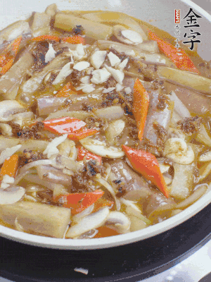 撒蒜末、香菜末。