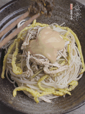 生抽1勺、醋1勺、芝麻醬1勺、金字火腿大師醬1勺。