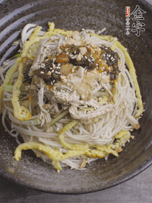 撒上花生碎、白芝麻、蔥花。