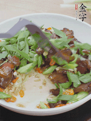 倒蒜葉翻炒均勻。