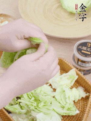 卷心菜掰成小片。