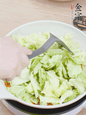 下卷心菜翻炒。