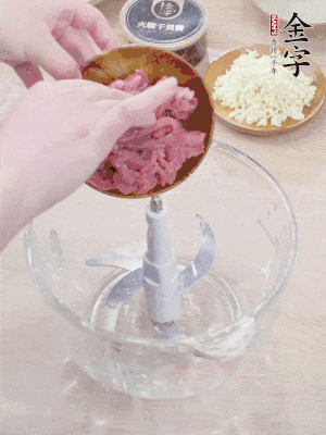 牛肉攪成牛肉泥。