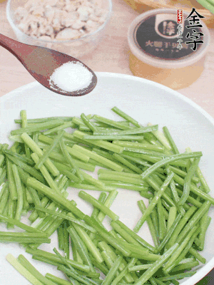 起鍋熱油，下韭菜苔炒至變色。加少許鹽。