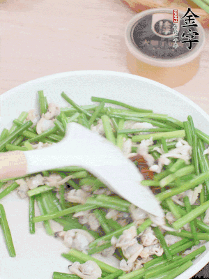 再下花蛤肉、1勺金字火腿干貝醬翻炒攪勻。