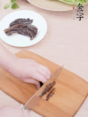 金字醬油肉下鍋煮10分鐘，切薄片。