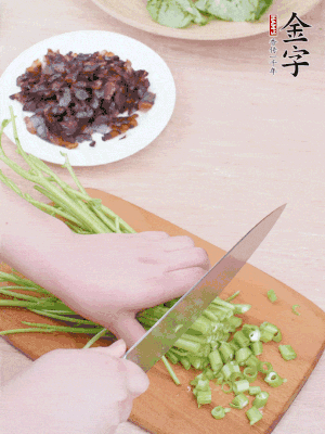 空心菜摘掉葉子，菜梗切成丁。