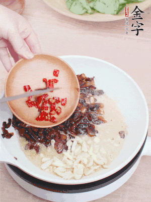 爆香蒜末、小米辣。