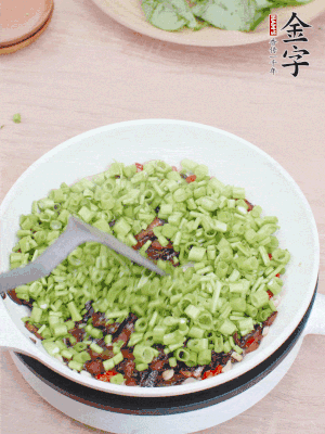 下菜梗翻炒，混合醬油肉。