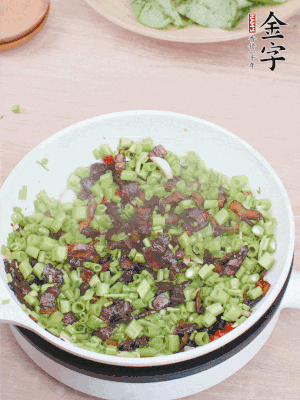 1勺生抽、1勺蠔油、1點點白糖調(diào)味。