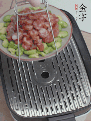 蠶豆鋪底，香腸鋪上，上鍋蒸15分鐘。